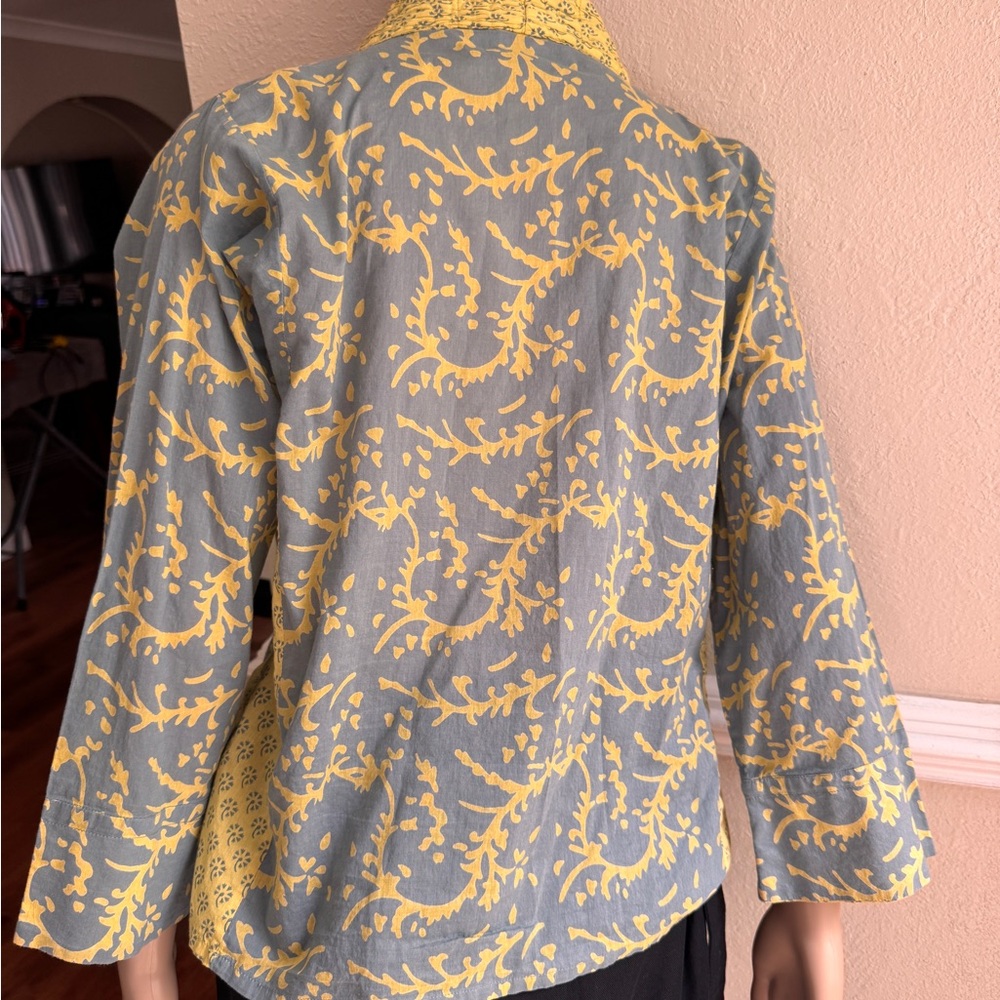 Yellow and Gray Floral Wrap Top size 7 used - Picture 5 of 7